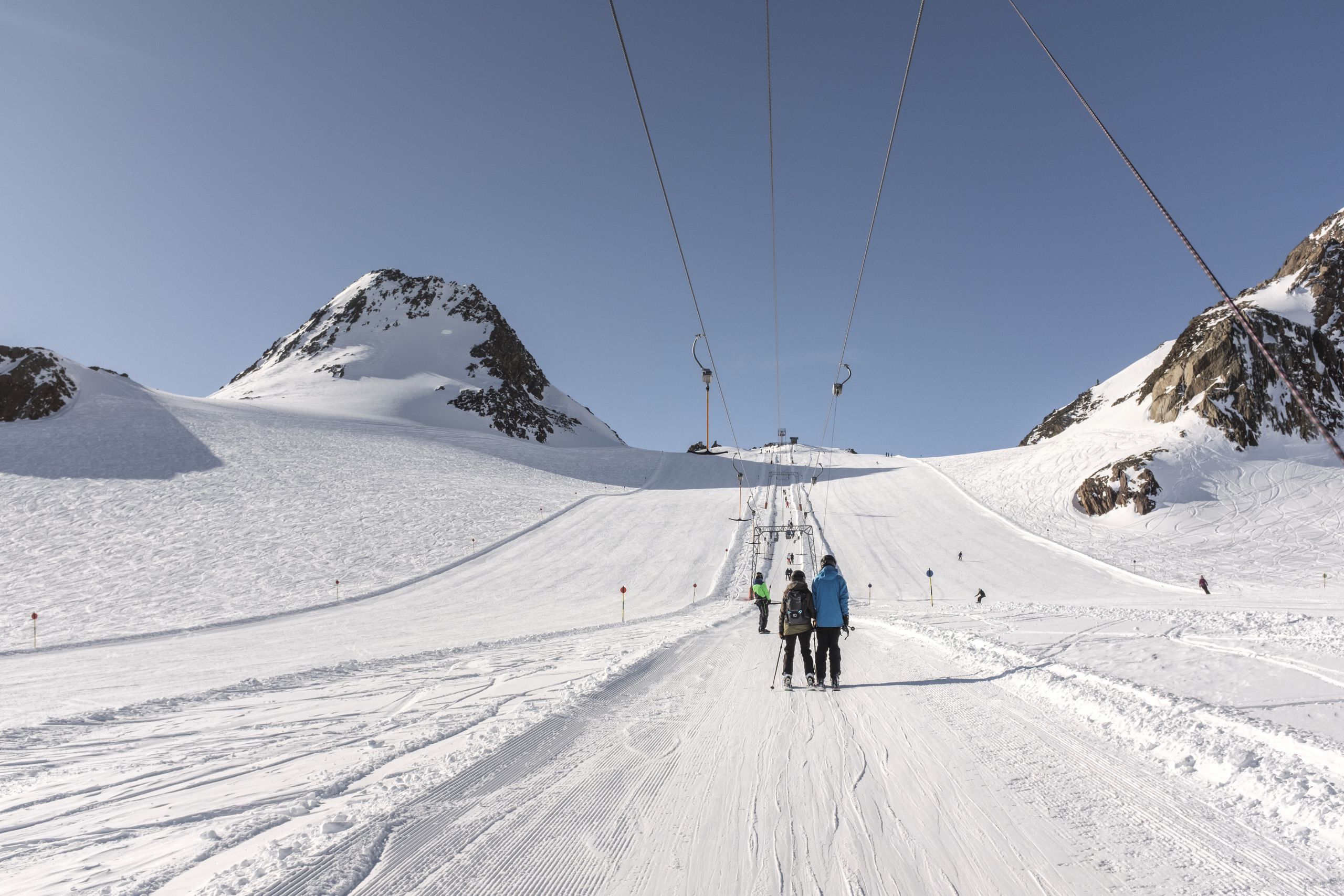 Skifahren in Tirol: Bergauf mit dem Schlepplift. ©Tirol Werbung / Pupeter Robert
