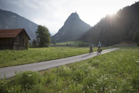Zwei Radfahrer mit Kronburg im Hintergrund